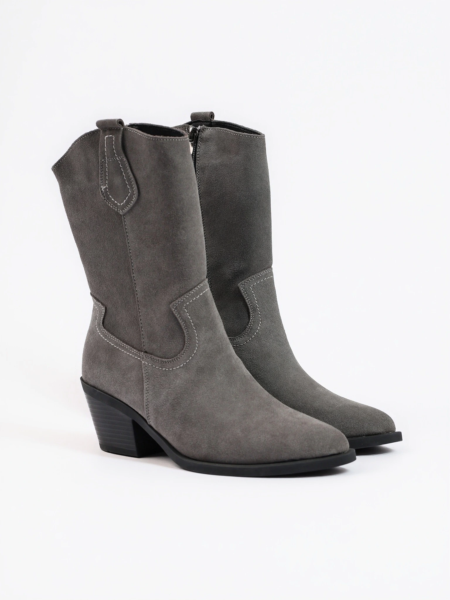 Сапоги-казаки укороченные  серого цвета из натуральной замши